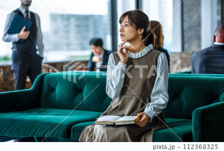 高級なラウンジでのポートレート撮影 高級なラウンジでのポートレート撮影 112368325