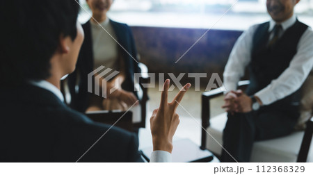 高級なラウンジでのポートレート撮影 112368329