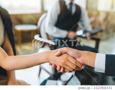 高級なラウンジでのポートレート撮影 高級なラウンジでのポートレート撮影 112368331