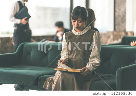 高級なラウンジでのポートレート撮影 112368336