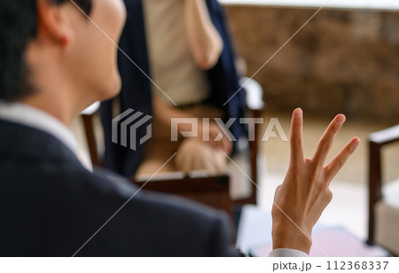 高級なラウンジでのポートレート撮影 112368337