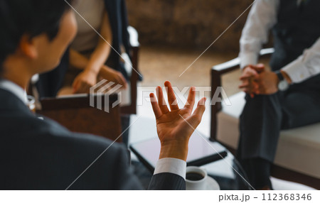 高級なラウンジでのポートレート撮影 112368346