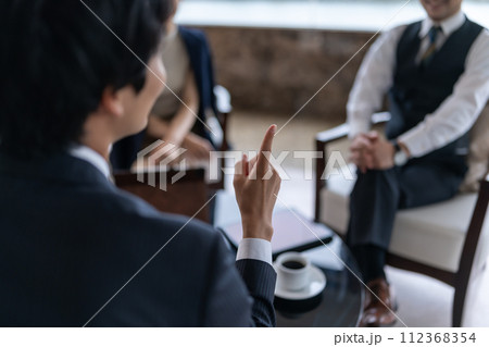 高級なラウンジでのポートレート撮影 112368354