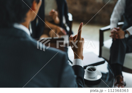 高級なラウンジでのポートレート撮影 112368363