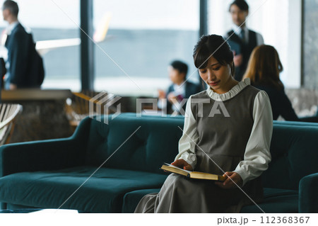 高級なラウンジでのポートレート撮影 112368367