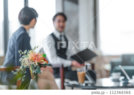 高級なラウンジでのポートレート撮影 112368368