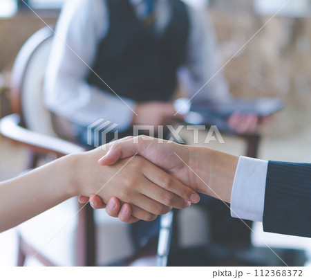 高級なラウンジでのポートレート撮影 112368372