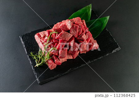 黒毛和牛モモブロック Wagyu beef dice cut 黒毛和牛モモブロック Wagyu beef dice cut 112368425
