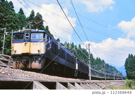 軽井沢から急勾配を降りてくる特急あさま号 112368648
