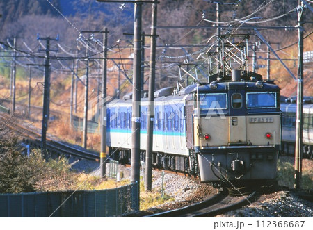 軽井沢へと急勾配を登る普通列車 112368687