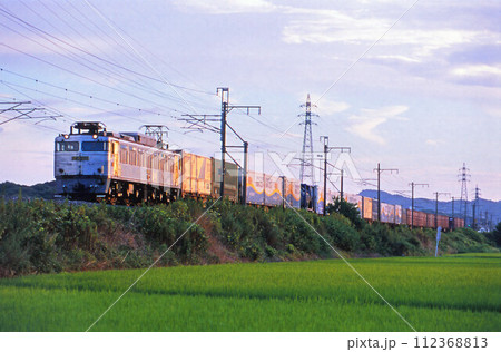 夕日を浴びて走るEF81 300番代電気機関車 夕日を浴びて走るEF81 300番代電気機関車 112368813