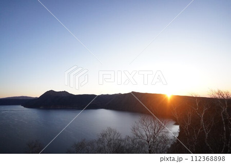 摩周岳と摩周湖の夜明け 摩周岳と摩周湖の夜明け 112368898