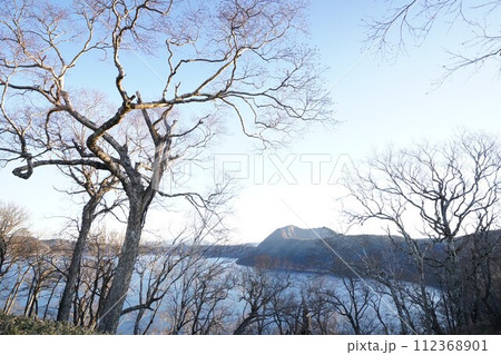 早朝の摩周湖~登山道から見える風景 早朝の摩周湖~登山道から見える風景 112368901