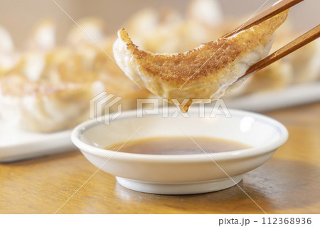 餃子 焼き餃子 餃子 焼き餃子 112368936