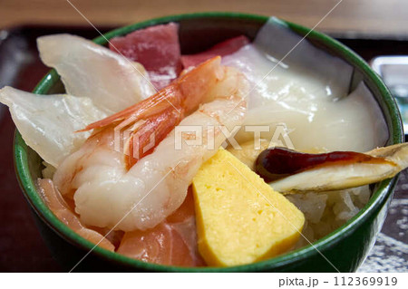 大きいエビの入った海鮮丼 112369919