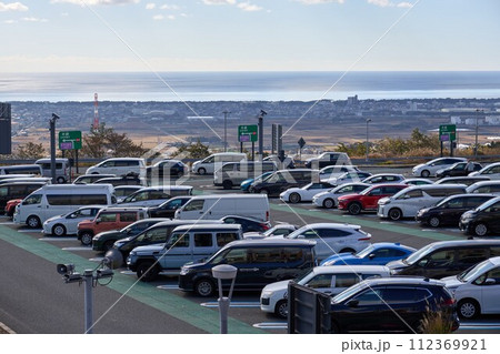 混雑した駿河湾沼津SAの風景 112369921