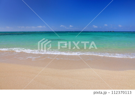 沖縄県中頭郡読谷村宇座　残波岬公園に隣接する残波ビーチの白い砂浜と青い海 112370113