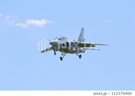 着陸態勢のT4練習機　航空自衛隊　練習機 112370400