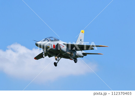 着陸態勢のT4練習機　航空自衛隊　練習機 112370403