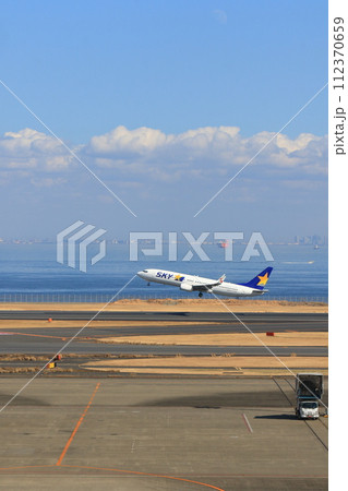 羽田空港を離陸する旅客機　ジェット機 112370659