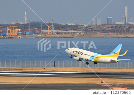 羽田空港を離陸する旅客機　ジェット機 112370660