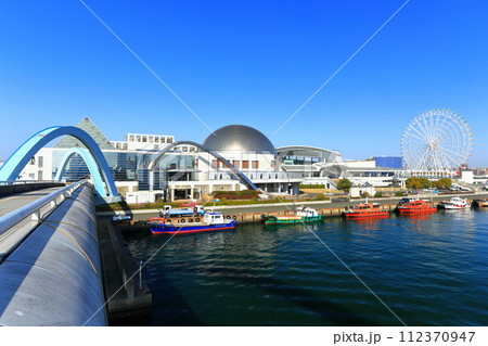 【愛知県】快晴の名古屋港水族館とポートブリッジ(ガーデンふ頭臨港緑園) 【愛知県】快晴の名古屋港水族館とポートブリッジ(ガーデンふ頭臨港緑園) 112370947