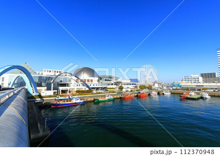 【愛知県】快晴の名古屋港水族館とポートブリッジ(ガーデンふ頭臨港緑園) 【愛知県】快晴の名古屋港水族館とポートブリッジ(ガーデンふ頭臨港緑園) 112370948