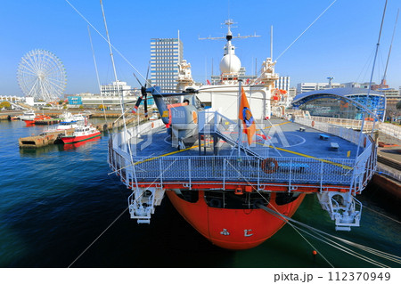 【愛知県】快晴の名古屋港の南極観測船ふじ（ガーデンふ頭臨港緑園） 112370949