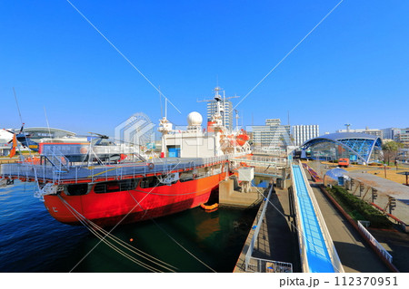 【愛知県】快晴の名古屋港の南極観測船ふじ（ガーデンふ頭臨港緑園） 112370951