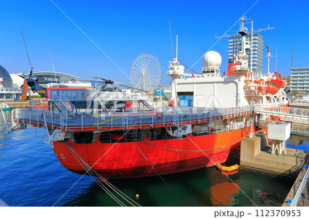 【愛知県】快晴の名古屋港の南極観測船ふじ（ガーデンふ頭臨港緑園） 112370953
