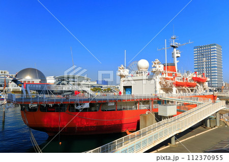 【愛知県】快晴の名古屋港の南極観測船ふじ（ガーデンふ頭臨港緑園） 112370955