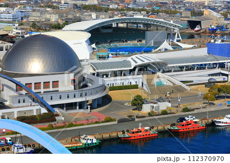 【愛知県】名古屋港ポートビルから見た名古屋港水族館（ガーデンふ頭臨港緑園） 112370970