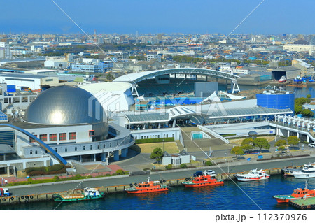 【愛知県】名古屋港ポートビルから見た名古屋港水族館（ガーデンふ頭臨港緑園） 112370976