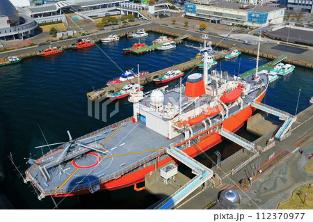 【愛知県】名古屋港ポートビルから見た南極観測船ふじ（ガーデンふ頭臨港緑園） 112370977