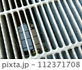 グレーチングの下に見える水面 112371708