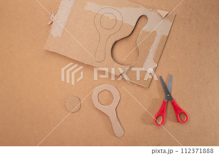 cut out a cardboard magnifying glass craft for kids play, handmade loupe toy, process art, paper craft, easy craft ideas, how to make, DIY, 112371888