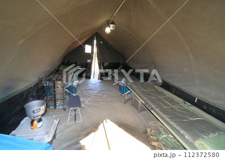 陸上自衛隊の天幕　宿泊設備　演習時のテント 112372580