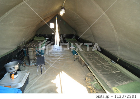陸上自衛隊の天幕　宿泊設備　演習時のテント 112372581