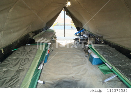 陸上自衛隊の天幕　宿泊設備　演習時のテント 112372583
