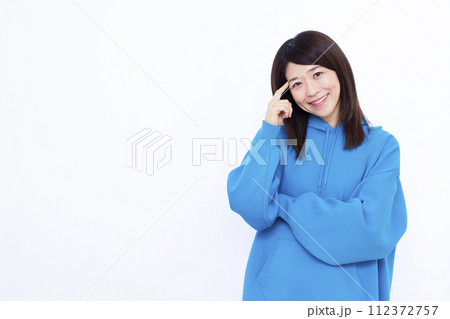 笑顔で考えている女性 112372757