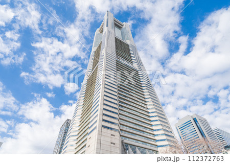 「神奈川県」空に映える横浜ランドマークタワー　横浜 112372763