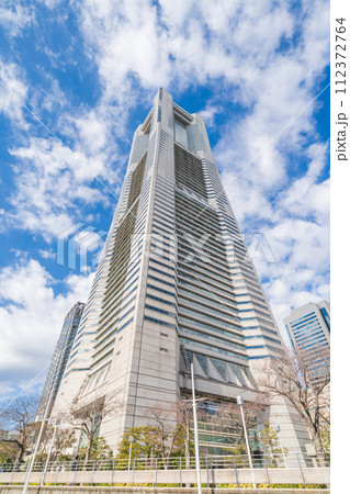 「神奈川県」空に映える横浜ランドマークタワー　横浜 112372764