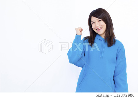 ガッツポーズをしている女性 112372900