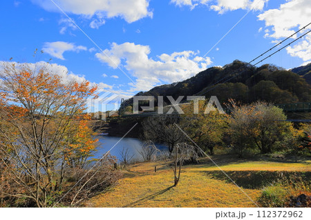 紅葉の塩原渓谷 もみじ谷大吊橋/栃木県那須塩原市 紅葉の塩原渓谷 もみじ谷大吊橋/栃木県那須塩原市 112372962