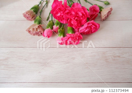 濃いピンク色のカーネーションと黄色とピンクの花束 112373494
