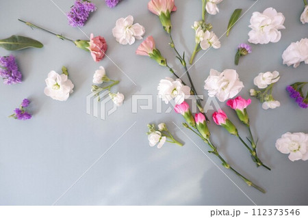 淡い背景に彩りの春の花で装飾した背景 112373546