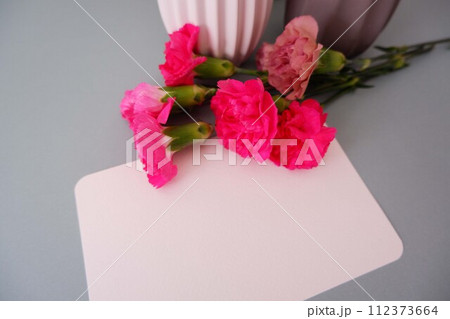 濃いピンクカーネションを飾ったカード 112373664