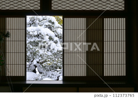 京都市岩倉妙満寺 雪見障子から覗く雪の庭 京都市岩倉妙満寺 雪見障子から覗く雪の庭 112373765