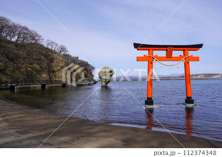 瓶子岩と鳥居・鴎島 112374348
