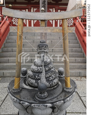 不忍池辯天堂の前にある宇賀神像 112375062